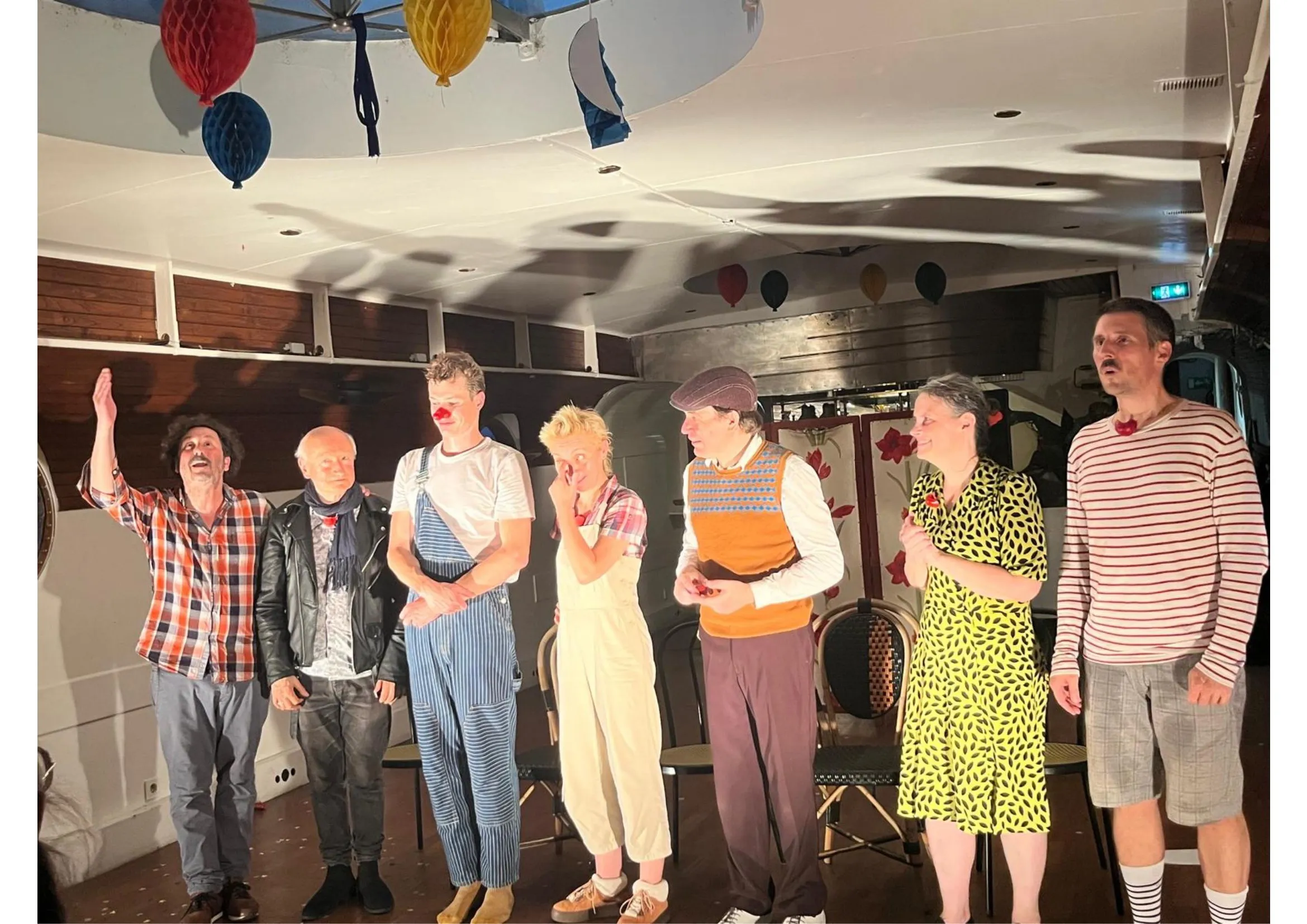 Le collectif de clowns réuni sur la péniche, ballons colorés au plafond